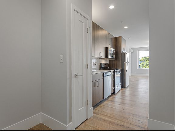 4th image of 1523 W Howard St #512
