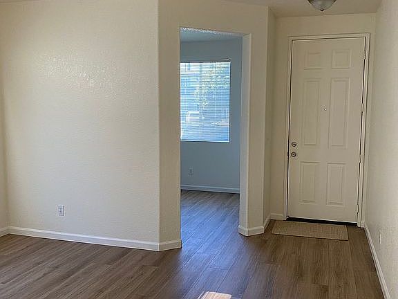 3rd image of 930 Summerbreeze Ct