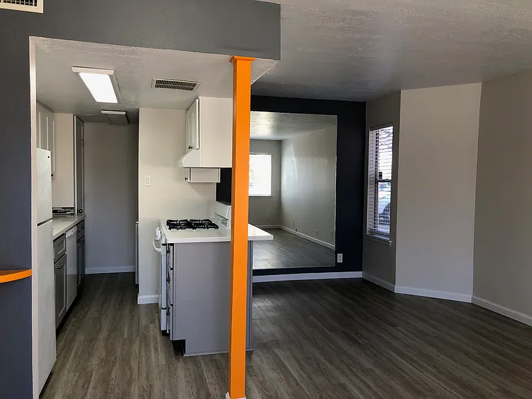 2 Bedroom Town Apartment with Washer / Dryer in Unit & Private Yard — Photo 20