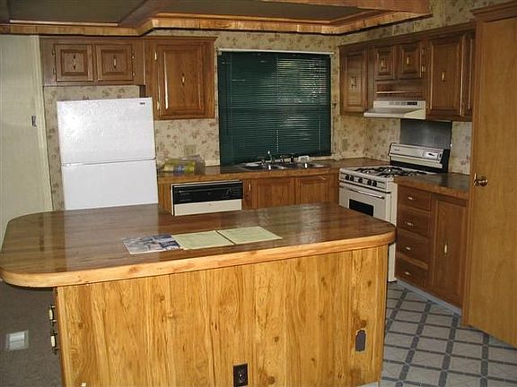 Huge center island seats 6