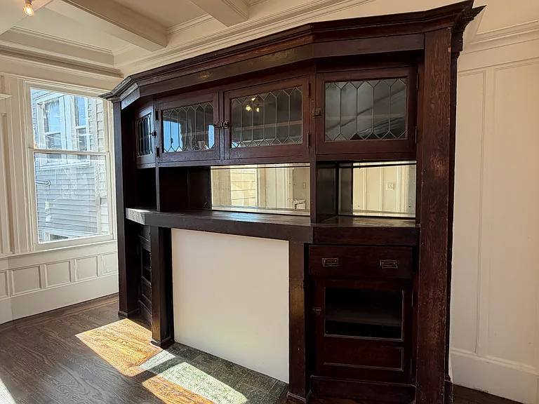 Tall box ceilings, dining room built in.