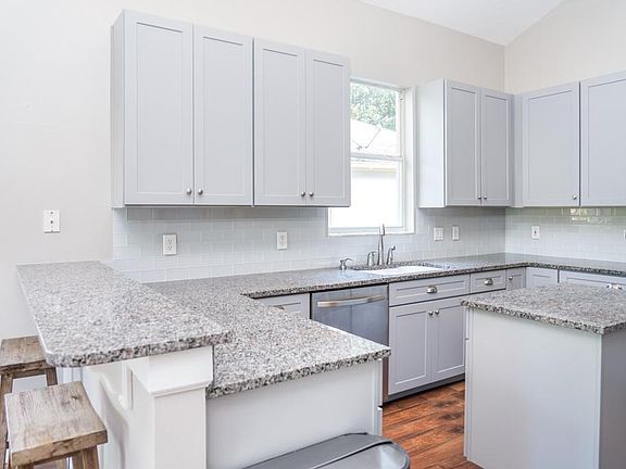 4th image of 833 N Lake Claire Cir