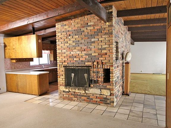5th image of 2327 Meadow Ln