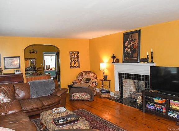 3rd image of 120 Martinat Dr NE