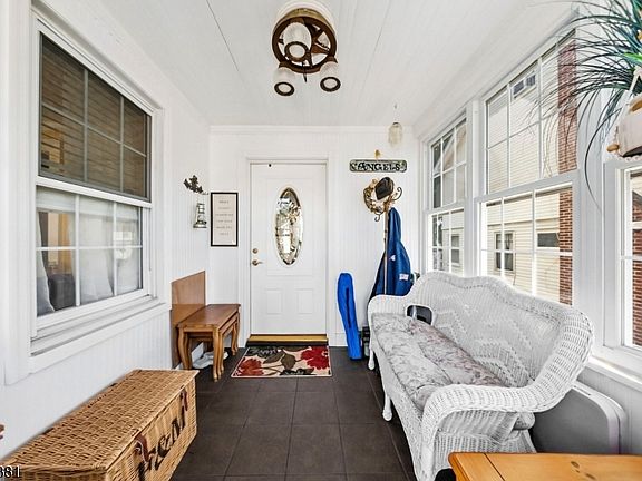 5th image of 62 Kirk St