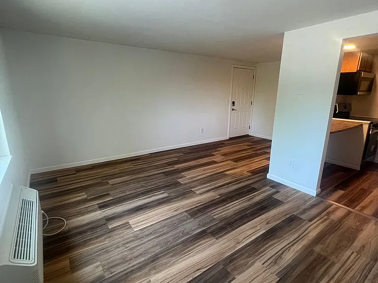 628 Steele Street — Photo 3