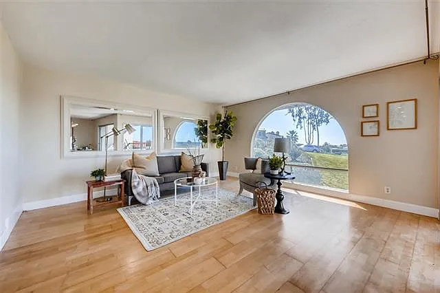 Very large and spacious living room (Please note this property does not come furnished)