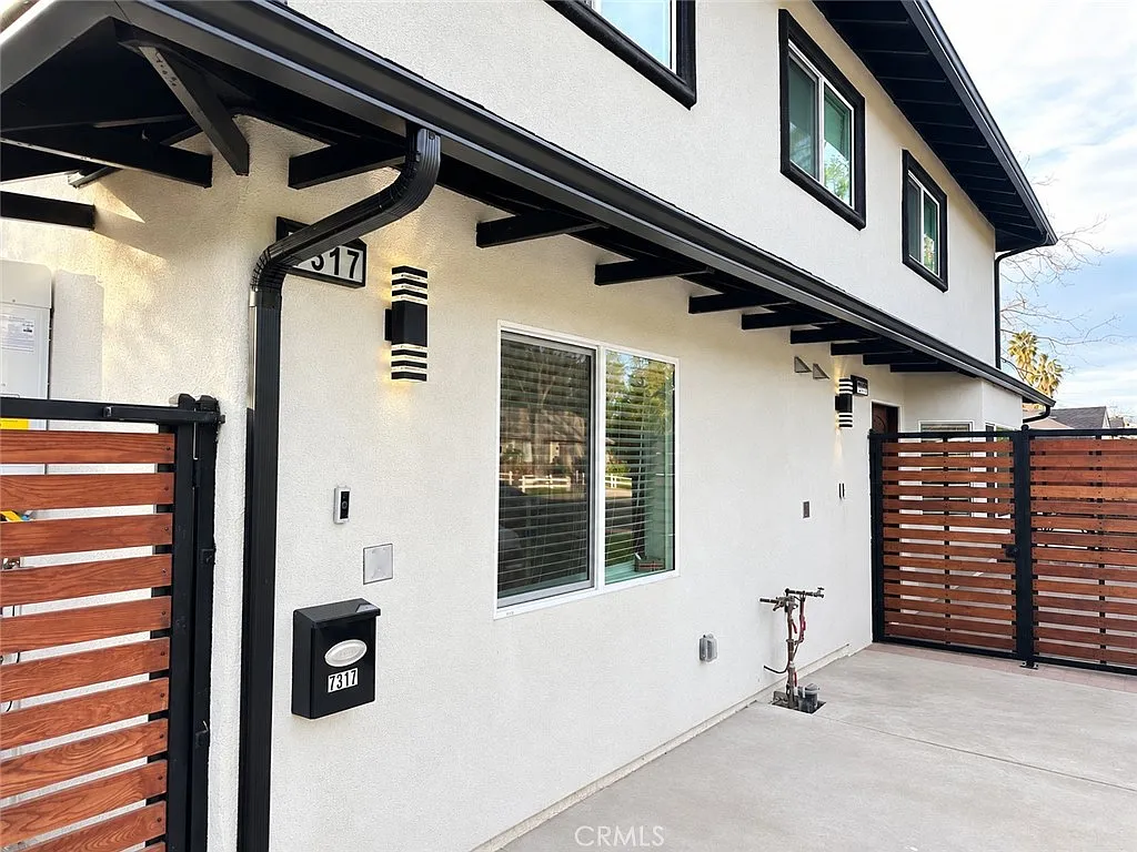 2 bed, 845 sqft, $2,600 — Photo 1
