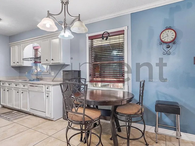 1218 W Donovan St — Photo 8
