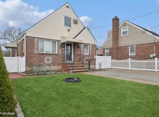 22 Cherry Ln, Carle Place, NY 11514