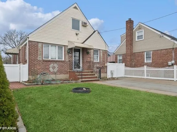 22 Cherry Lane, Carle Place, NY 11514