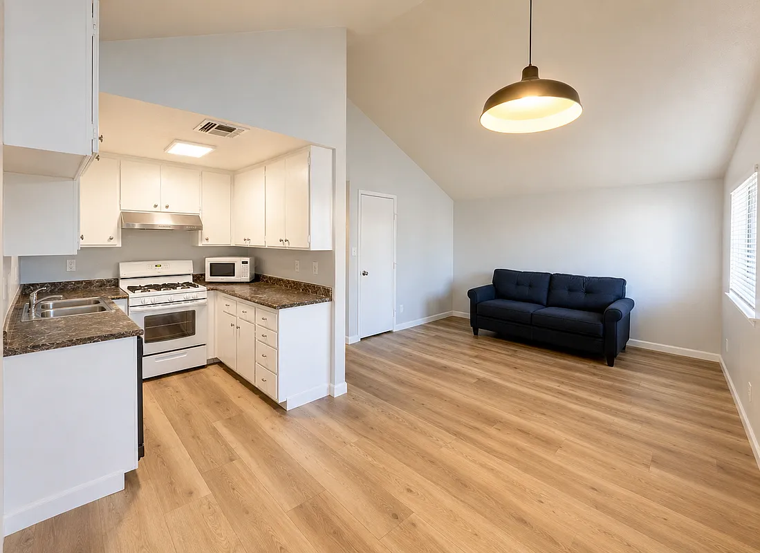 3 bed, 2.0 bath, 986 sqft, $2,250 — Photo 2