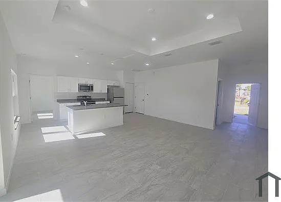 940 Sterling St E — Photo 6