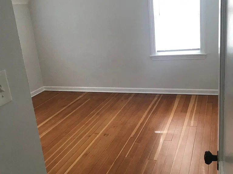 20754 Woodstock Ave — Photo 10