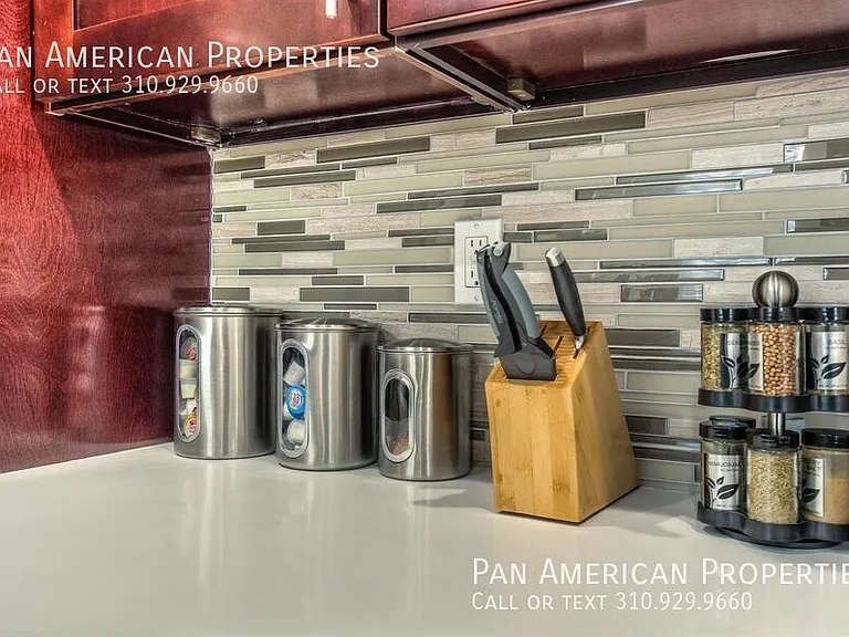 711 E 6th St #11 — Photo 9