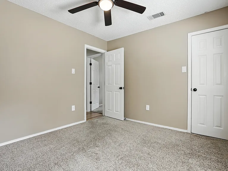 1614 Calgary Trl — Photo 17