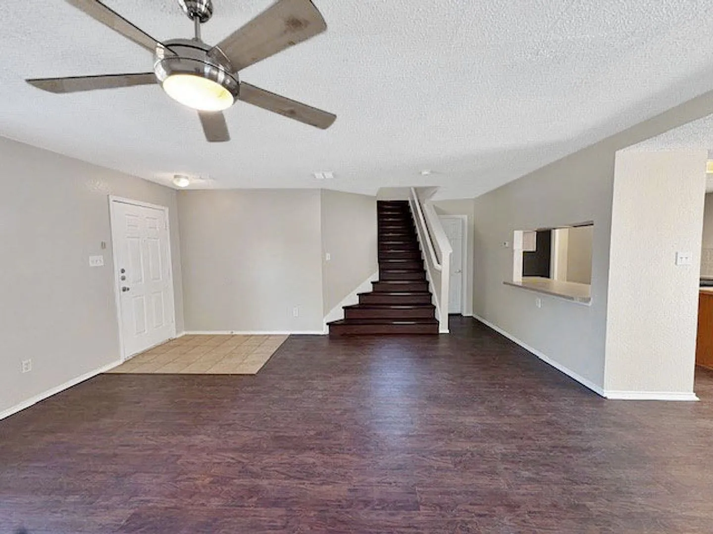 Large 2 story home with easy access to 820 and 30! — Photo 3