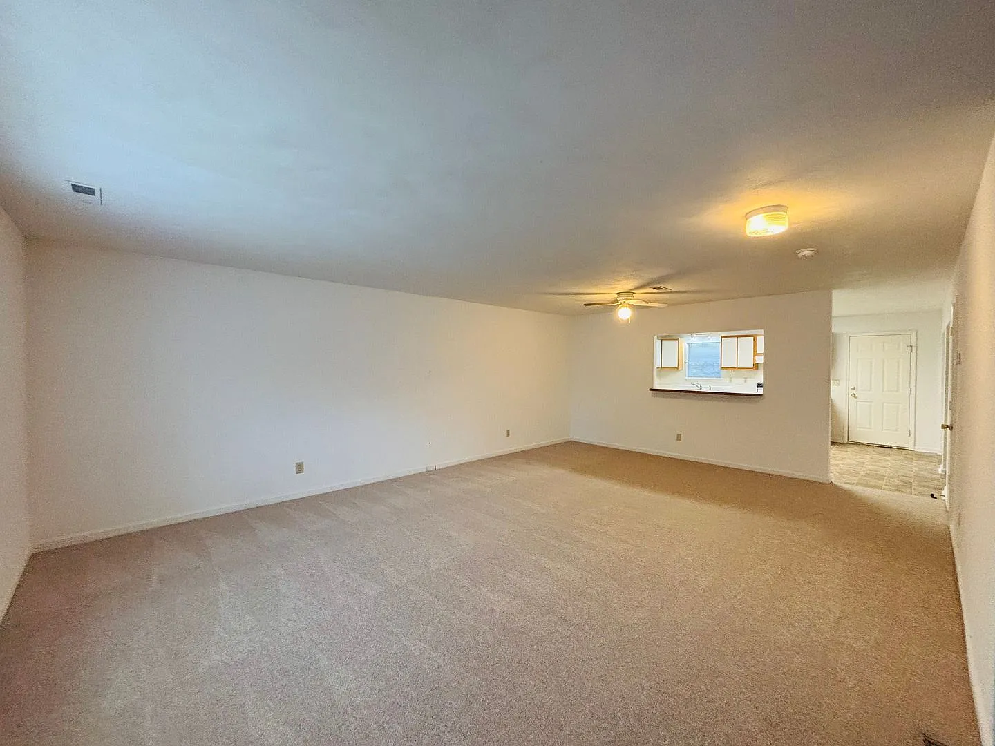 4 Bedroom 2.5 Bath Townhouse — Photo 2