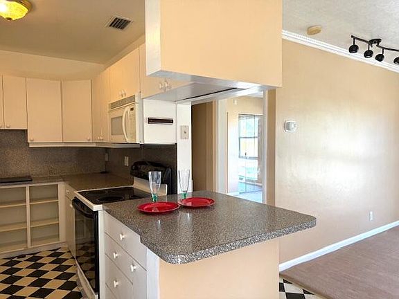 5th image of 315 Circle Drive #202