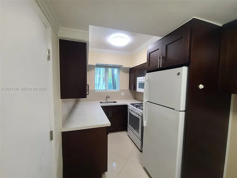 220 Collins Ave #3B — Photo 3