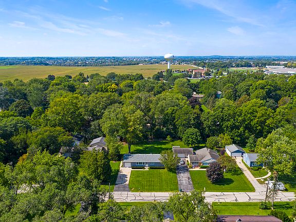 3rd image of 323 Evergreen Dr