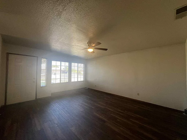 1251 W Davis St — Photo 5