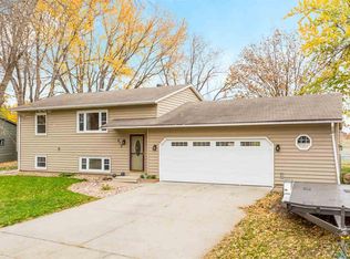 912 S Nicholas Ave, Brandon, SD 57005