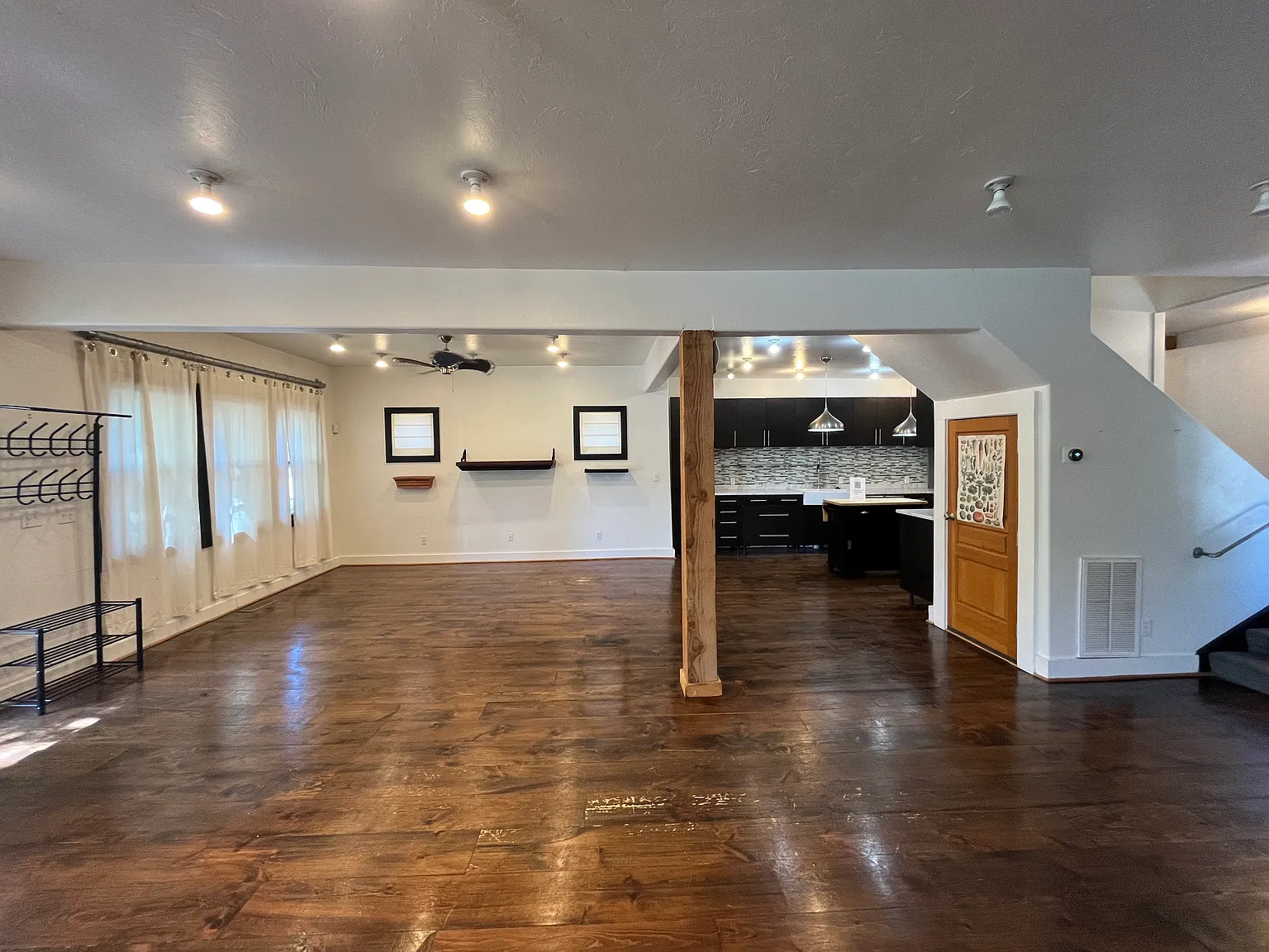 3 bed, 2400 sqft, $2,200 — Photo 2