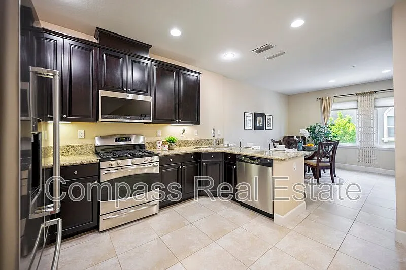 2 bed, 2.0 bath, 1403 sqft, $4,000 — Photo 3