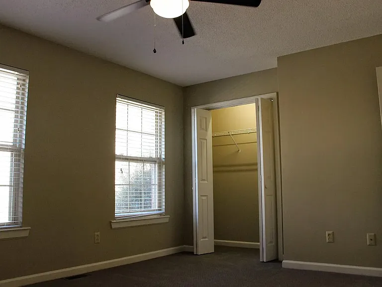 1300 University Pkwy — Photo 3
