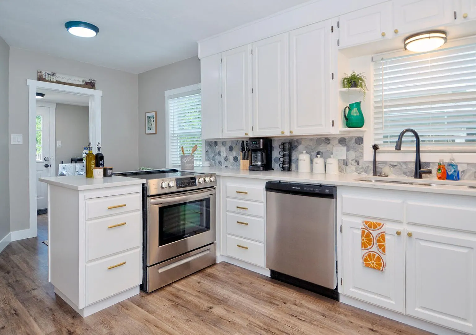 Remodeled Detached Cottage with Fenced Yard! Pet Friendly! — Photo 4