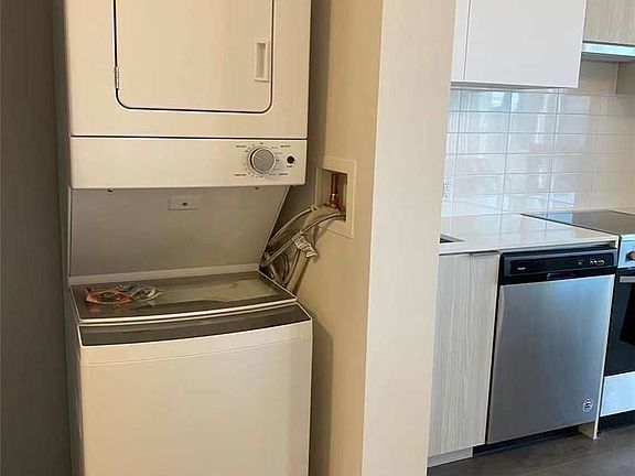 4th image of 203 College St #1706