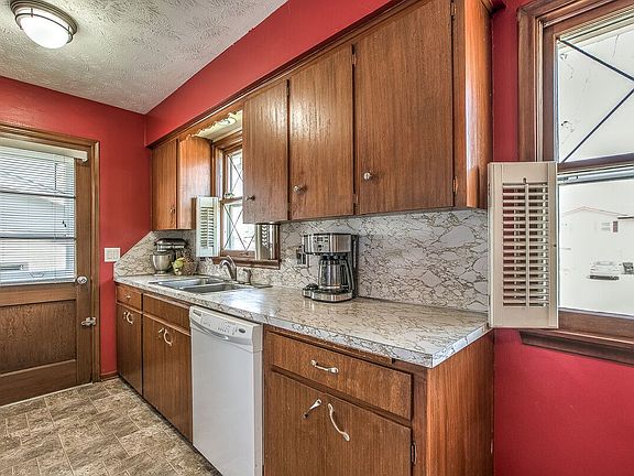 5th image of 8811 Valley View Dr