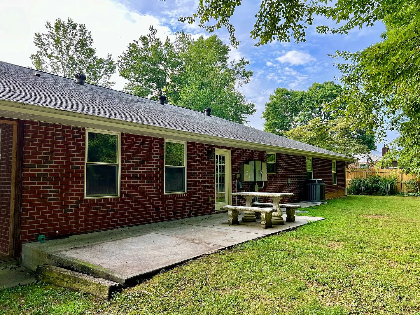Spacious 4 bedroom house in the heart of Hendersonville! — Photo 3