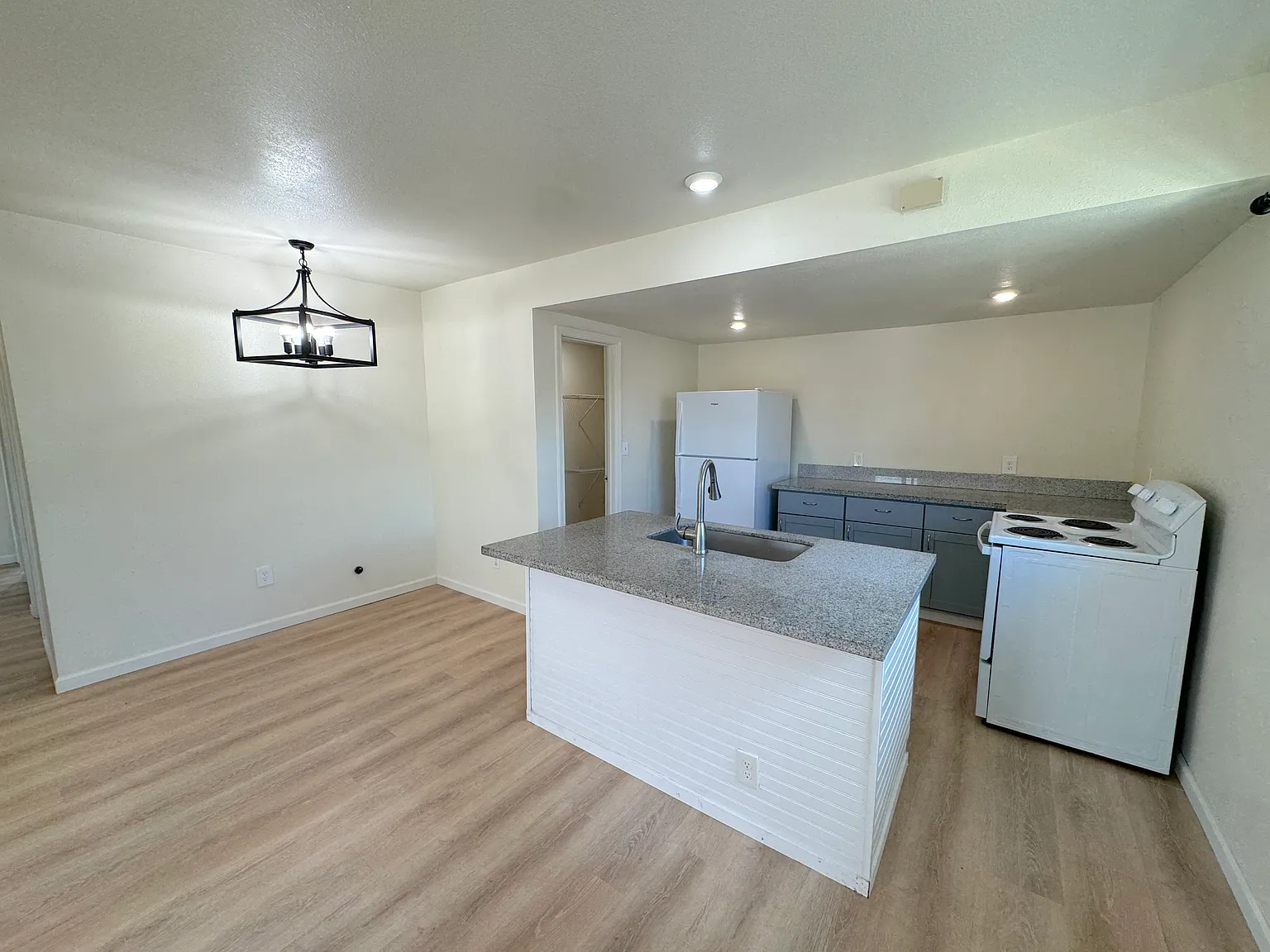 3 bed, 803 sqft, $3,700 — Photo 2