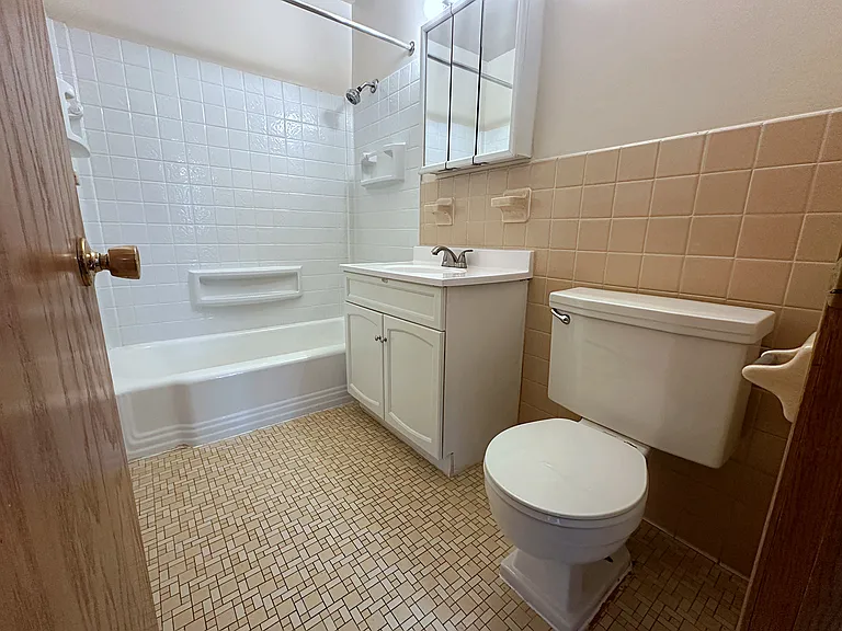 Lexlawn Apartments — Photo 16