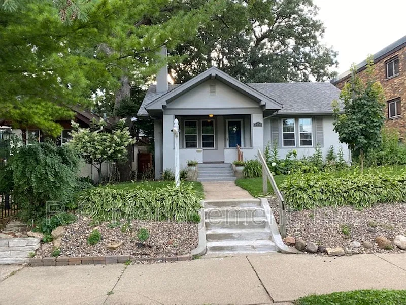 3 bed, 1.5 bath, 1300 sqft, $2,299 — Photo 2