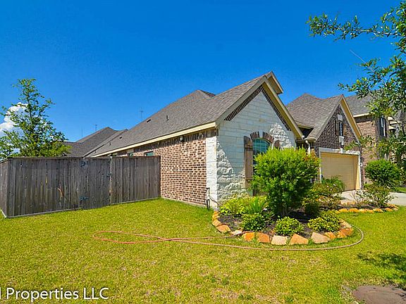 3rd image of 2811 Lake Villa Dr