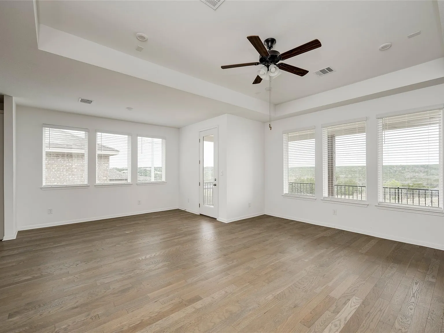 3 bed, 2.0 bath, 2090 sqft, $2,600 — Photo 2