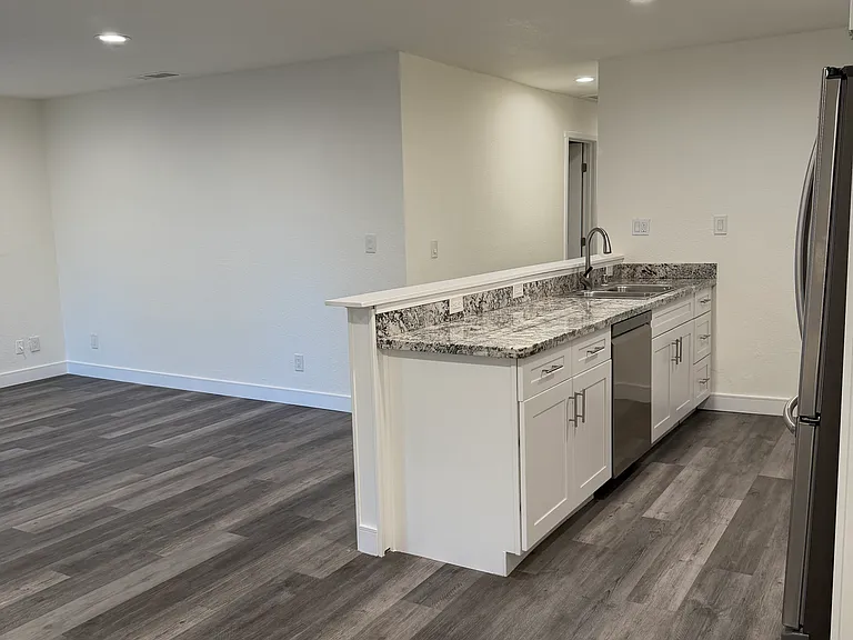 2218 Harrison St — Photo 4
