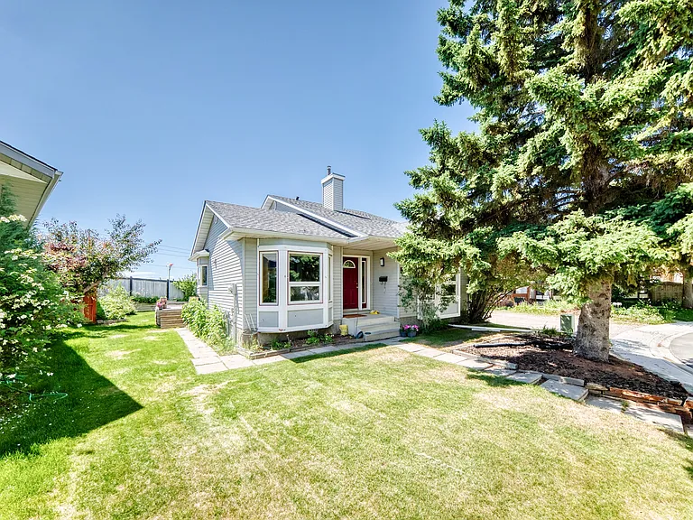 80 McKerrell Close SE — Photo 3