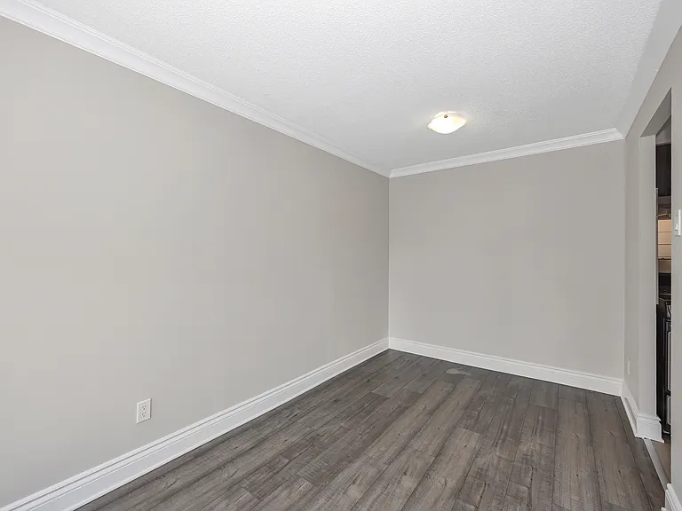 215 Clarence St — Photo 42