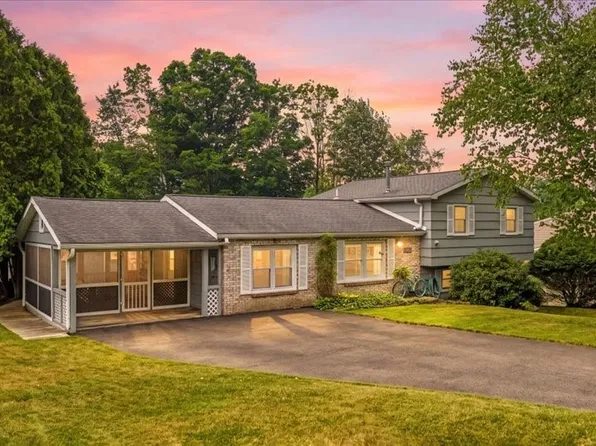 905 Madeline Dr, Endicott, NY 13760