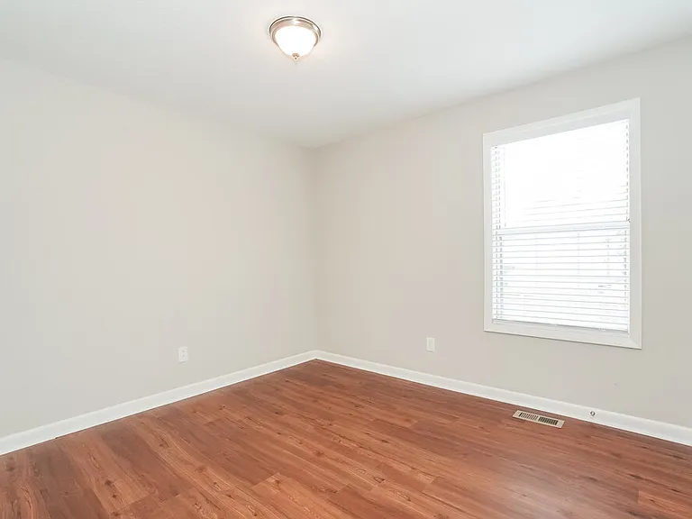 581 Woodcrest Dr — Photo 13