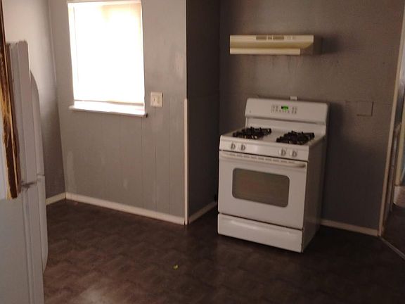 5th image of 23603 Stewart Ave