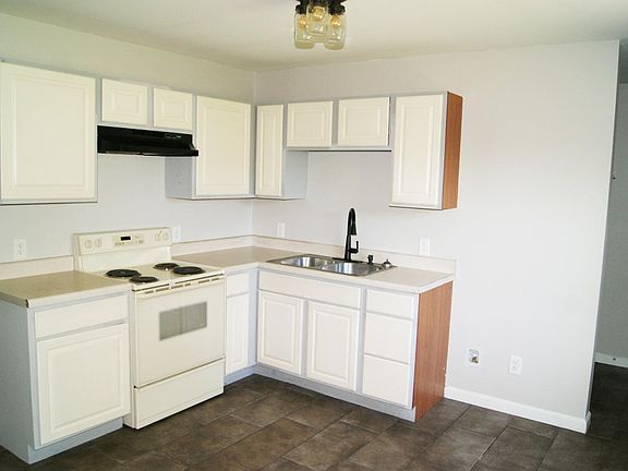 3rd image of 640 Chateau Dr