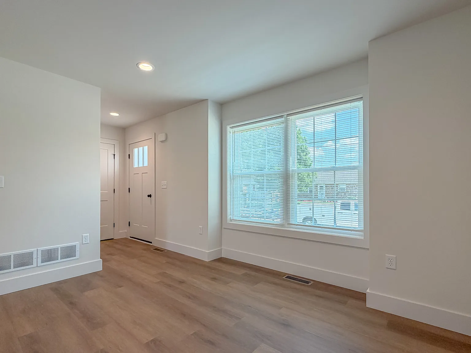 3 bed, 2.5 bath, 1380 sqft, $1,950 — Photo 2