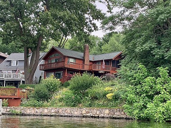 4th image of 444 W Willowview Dr
