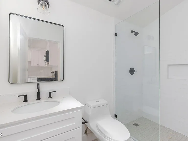 1537 Wesley Ave — Photo 6