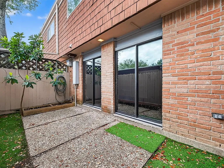 500 N Post Oak Ln — Photo 44